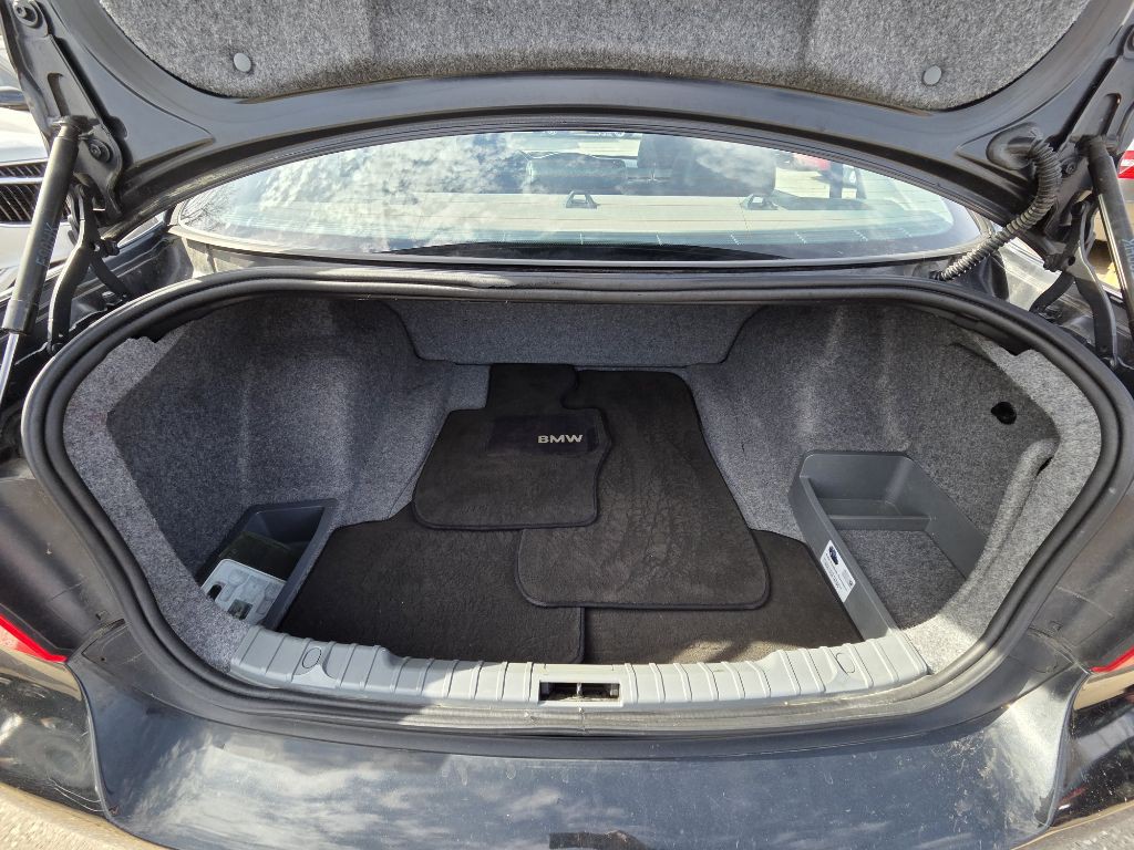 2010 BMW 3 Series Image 11