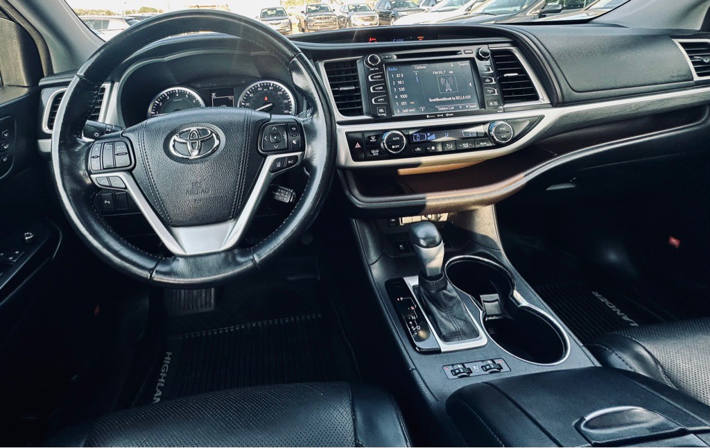 2017 Toyota Highlander Image 16