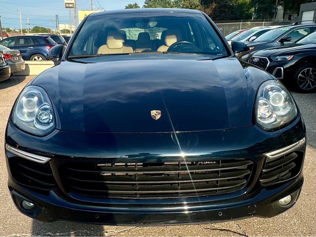 2016 Porsche Cayenne Image 2