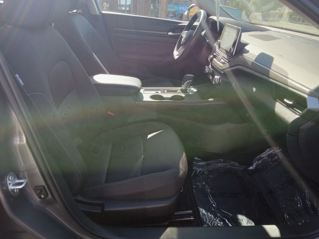 2025 Nissan Altima Image 8