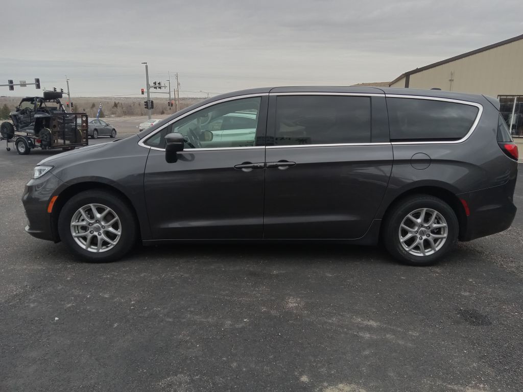 2023 Chrysler Pacifica Image 2