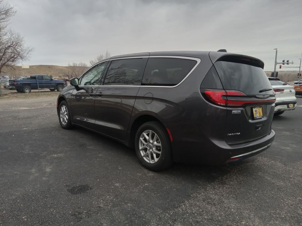 2023 Chrysler Pacifica Image 3