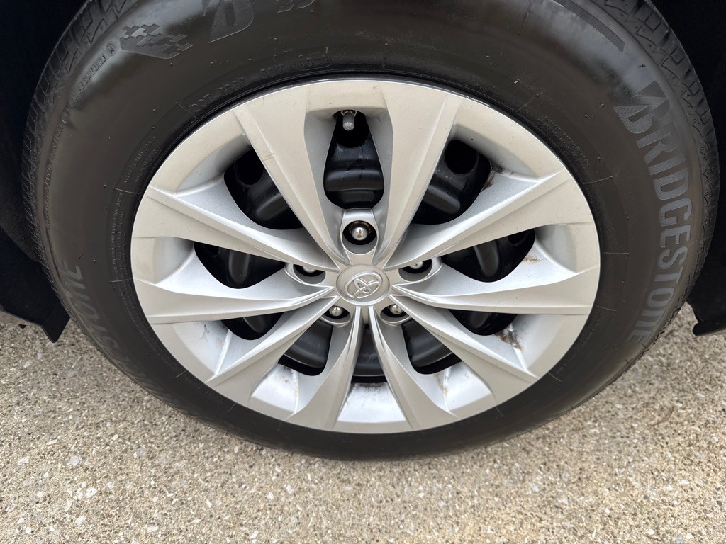 2017 Toyota Camry Image 19