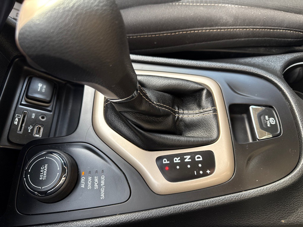 2017 Jeep Cherokee Image 18