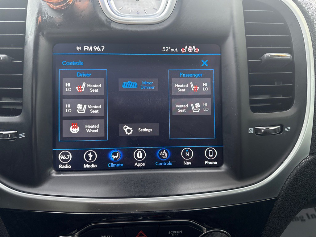 2019 Chrysler 300 Image 16