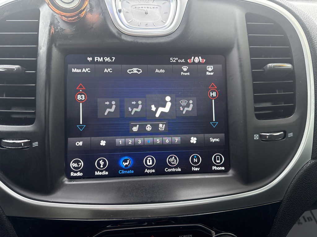 2019 Chrysler 300 Image 17