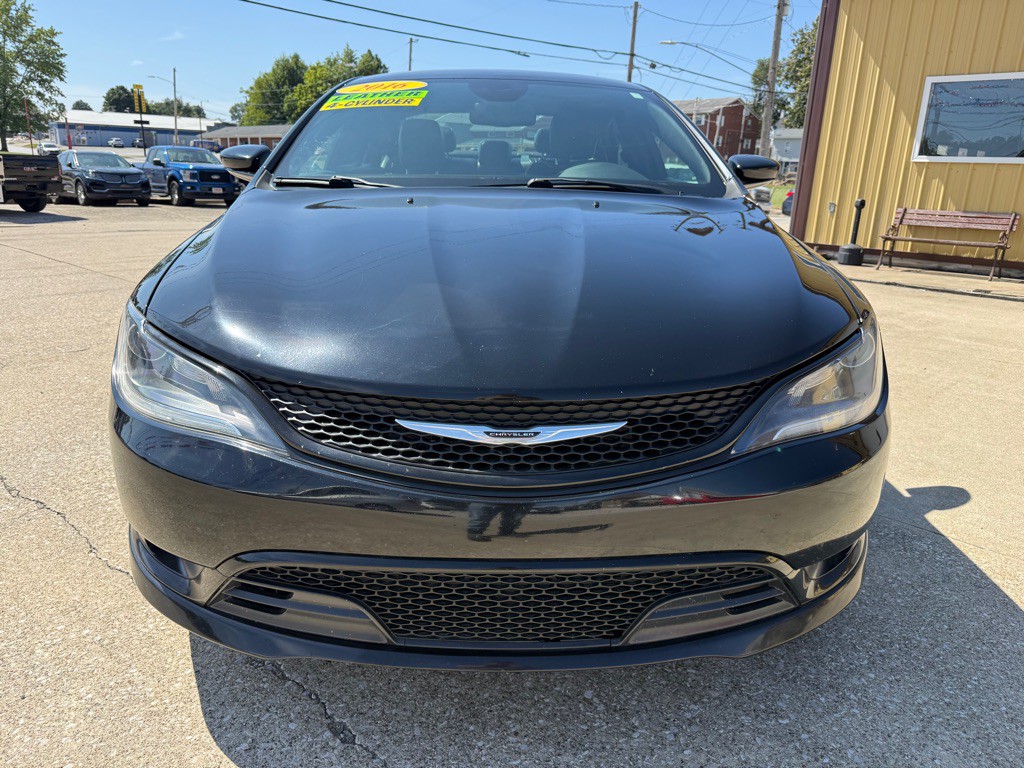 2016 Chrysler 200 Image 2