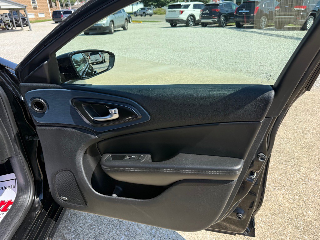 2016 Chrysler 200 Image 5
