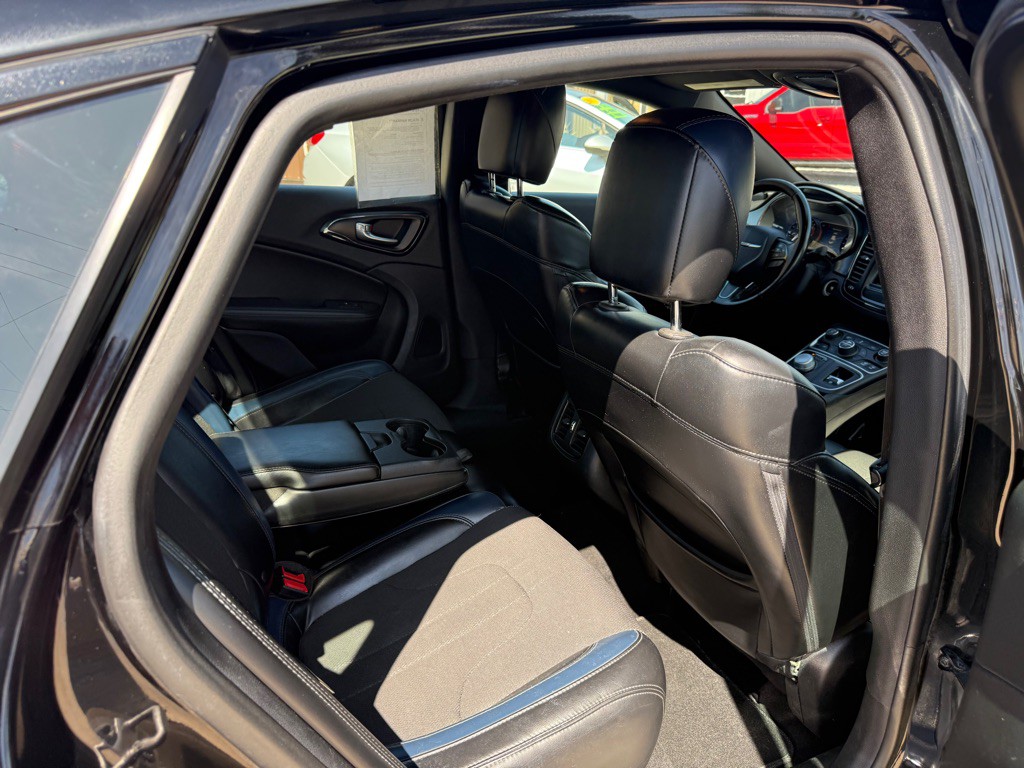 2016 Chrysler 200 Image 7