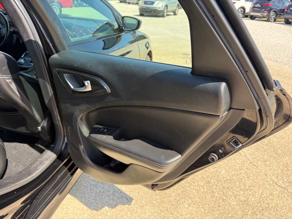 2016 Chrysler 200 Image 8