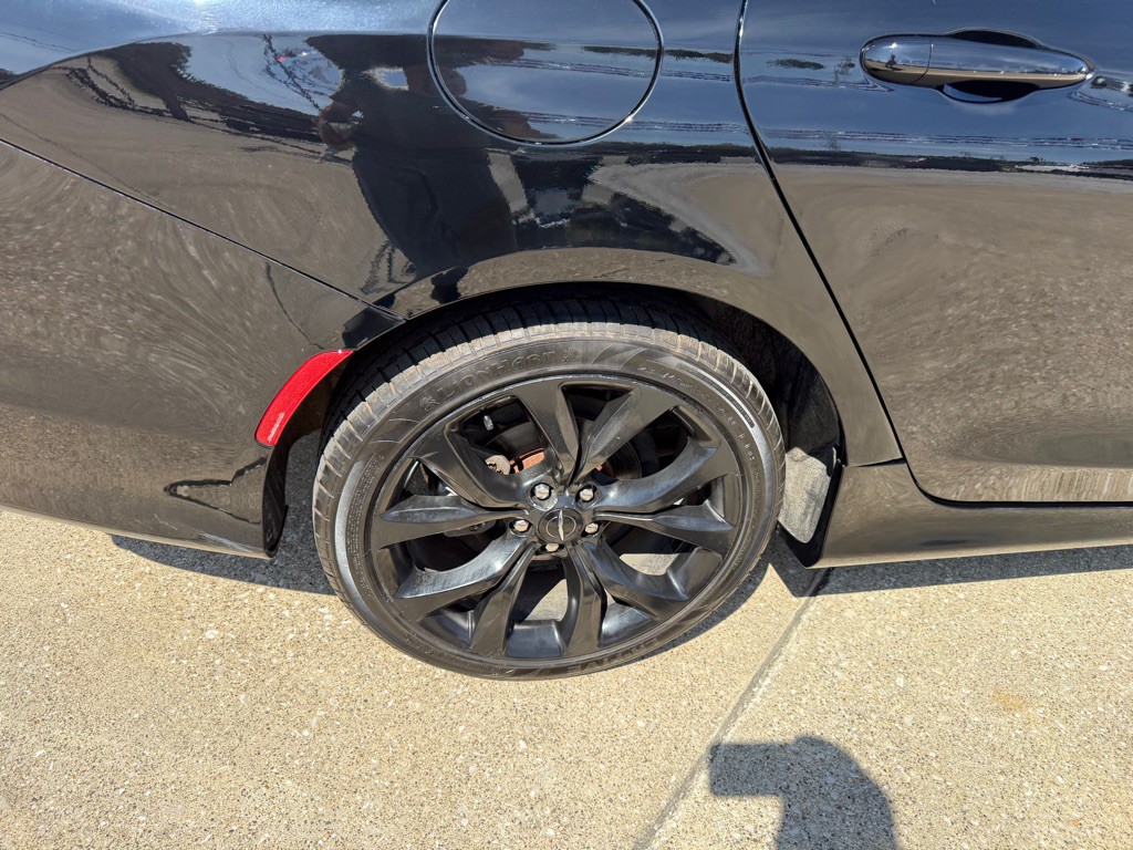 2016 Chrysler 200 Image 9