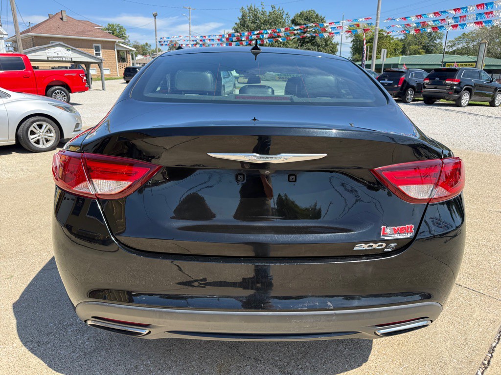 2016 Chrysler 200 Image 10