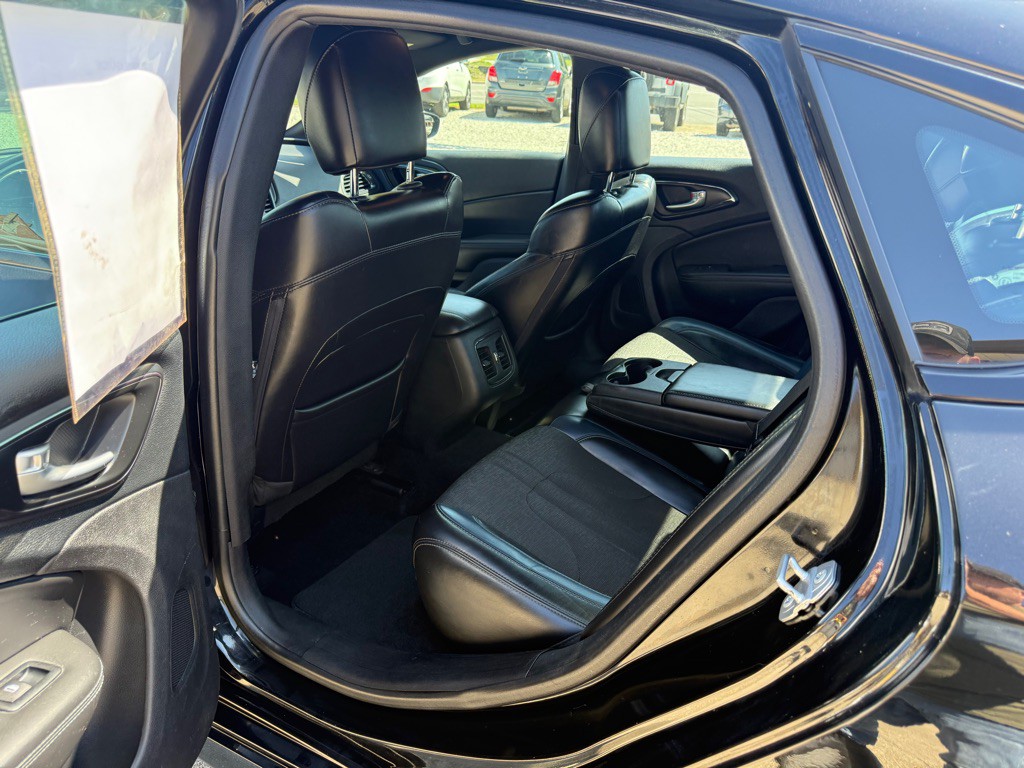 2016 Chrysler 200 Image 12