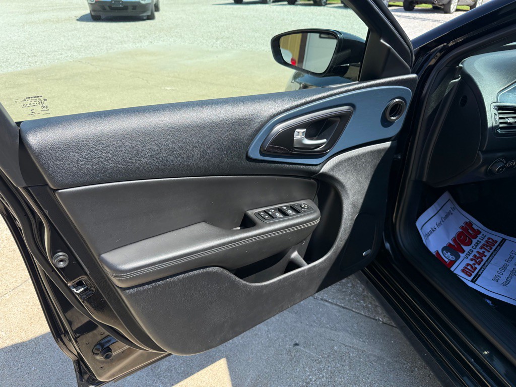 2016 Chrysler 200 Image 13