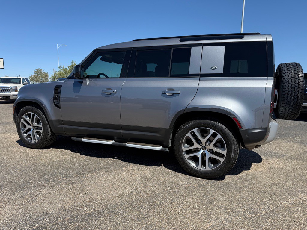 2021 Land Rover Defender Image 2