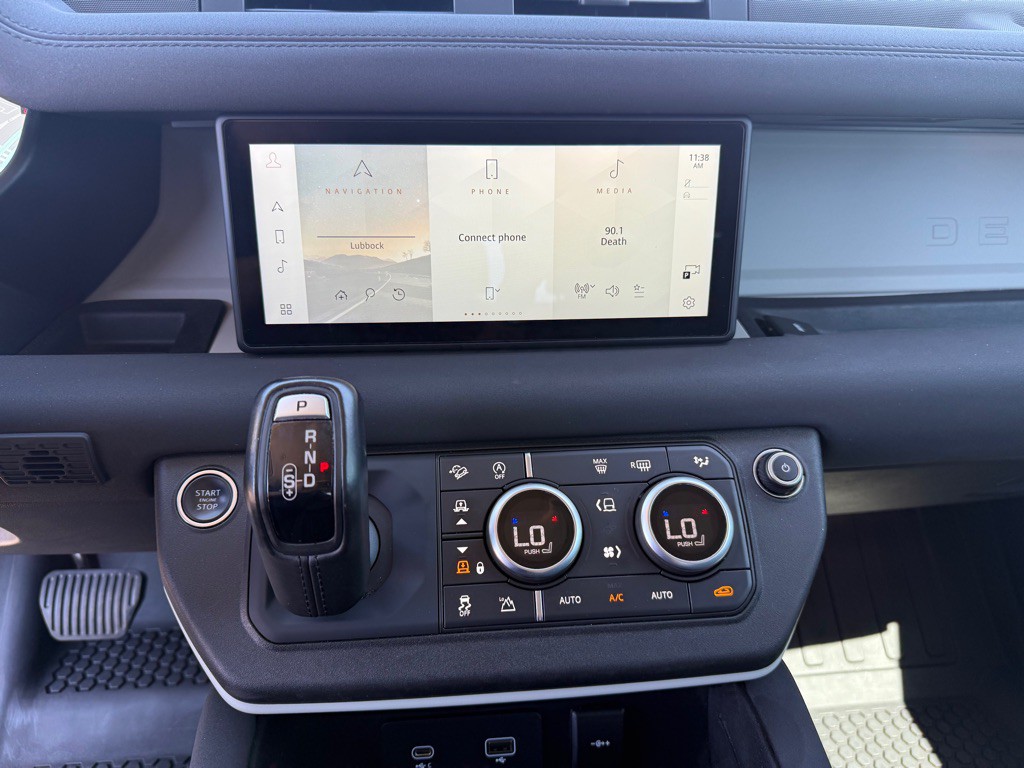 2021 Land Rover Defender Image 16