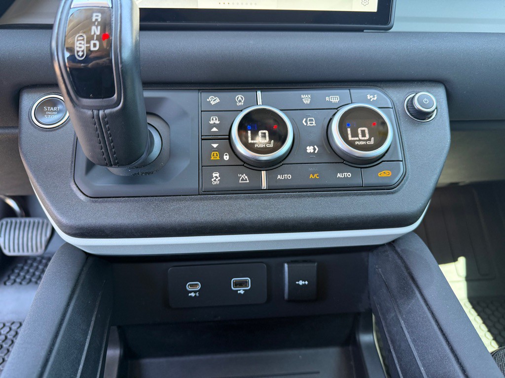 2021 Land Rover Defender Image 19