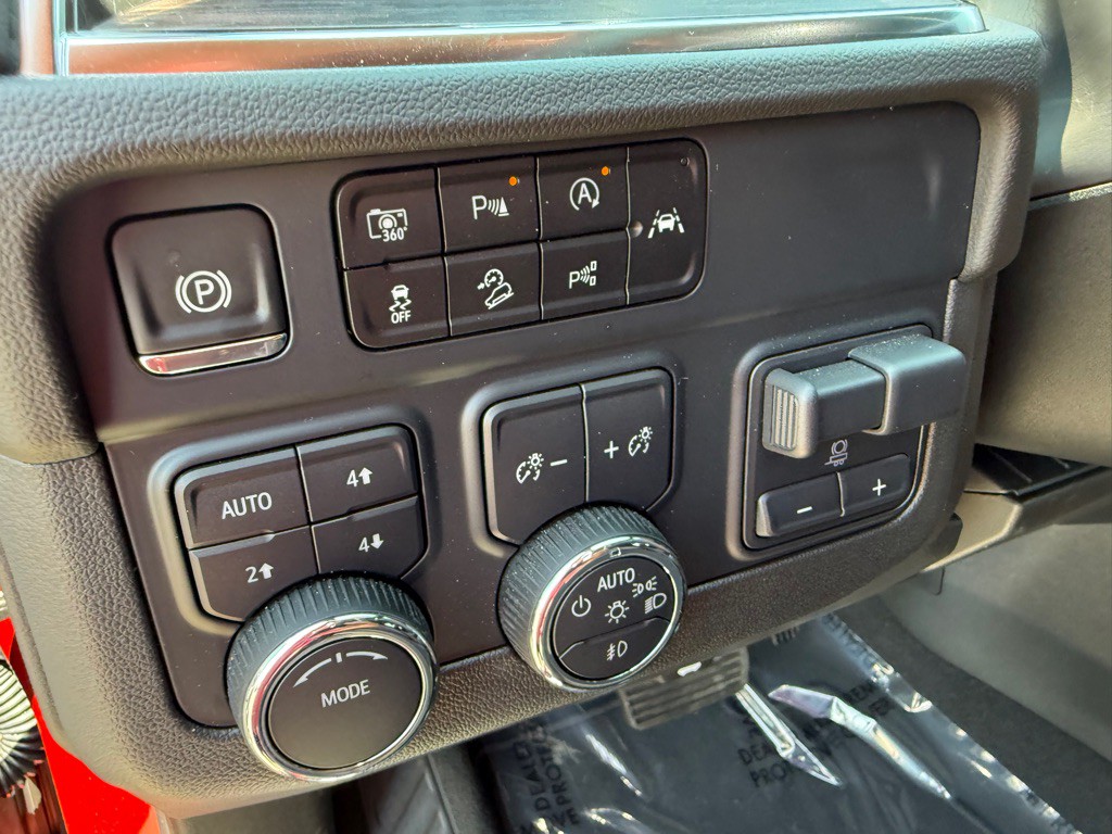 2025 Chevrolet Suburban Image 21
