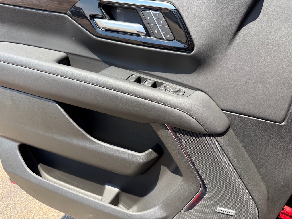 2025 Chevrolet Suburban Image 25