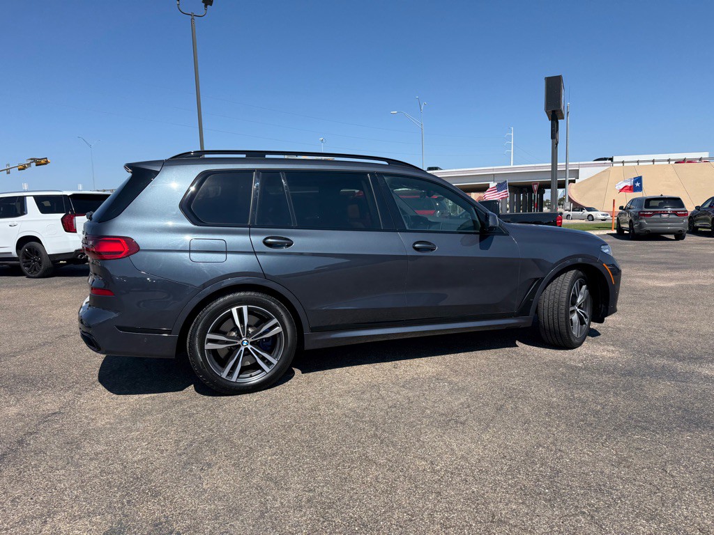 2022 BMW X7 Image 2