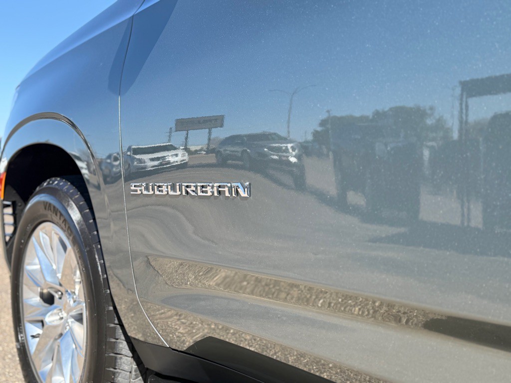 2023 Chevrolet Suburban Image 5