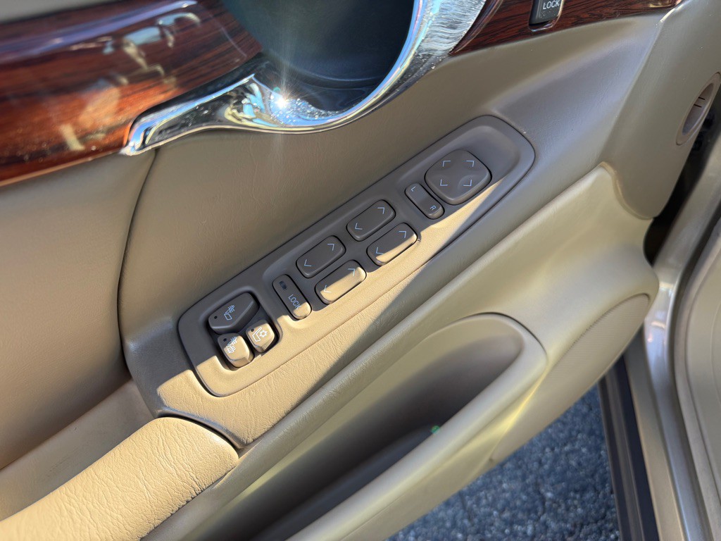 2005 Cadillac DeVille Image 12