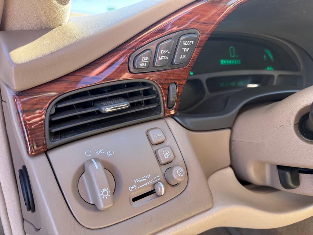 2005 Cadillac DeVille Image 13