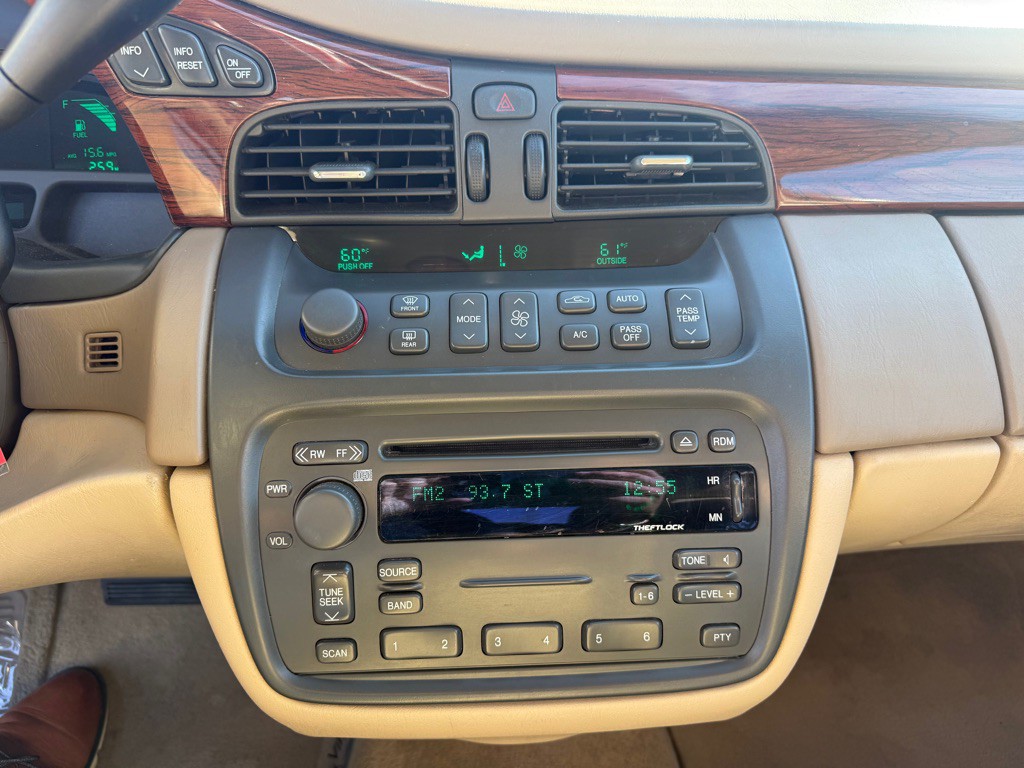 2005 Cadillac DeVille Image 16