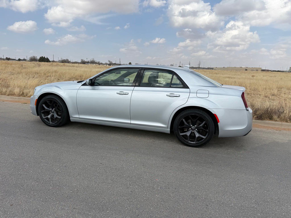 2021 Chrysler 300 Image 7