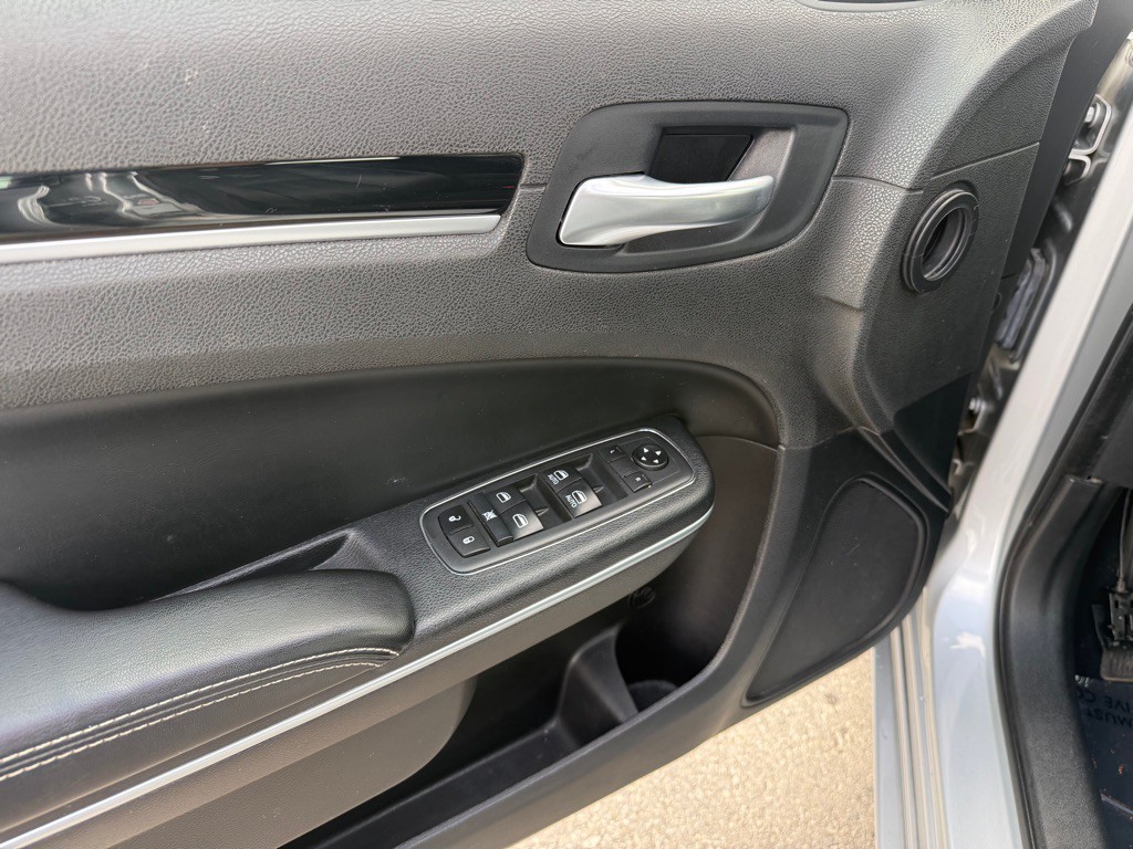 2021 Chrysler 300 Image 10