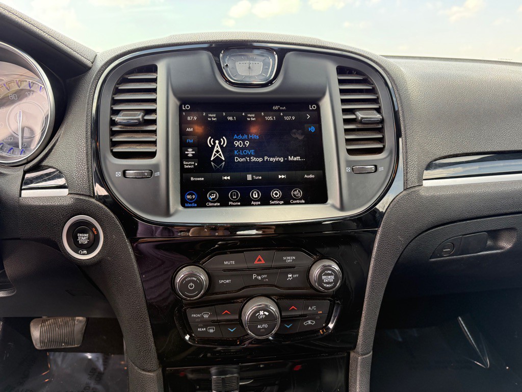 2021 Chrysler 300 Image 15