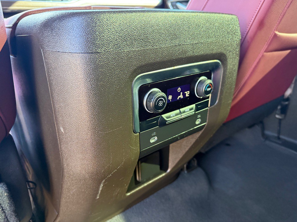 2022 Chevrolet Suburban Image 12