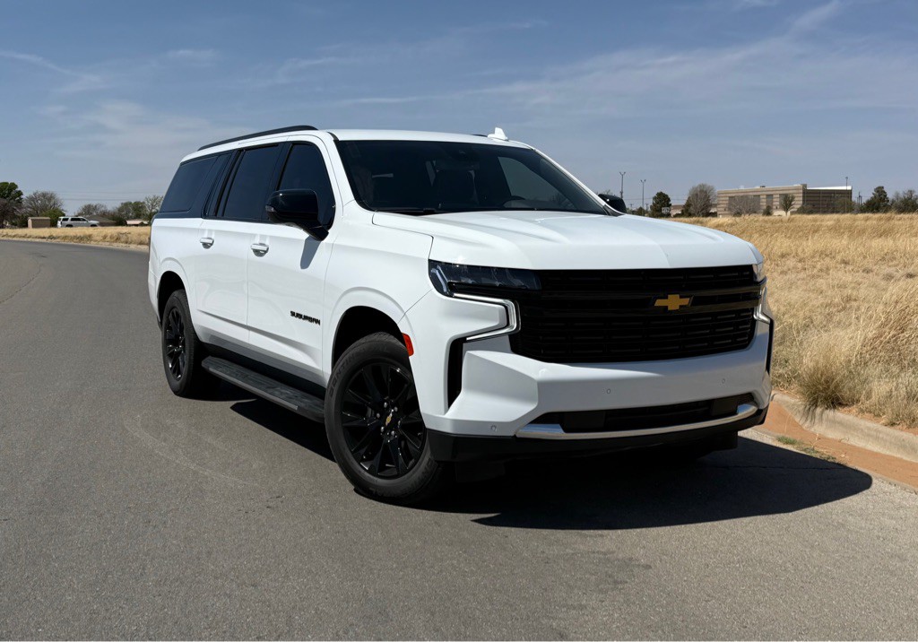 2023 Chevrolet Suburban Image 2
