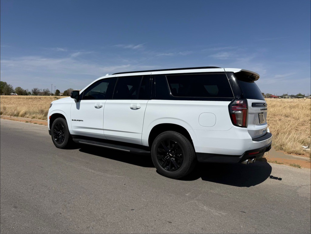 2023 Chevrolet Suburban Image 3