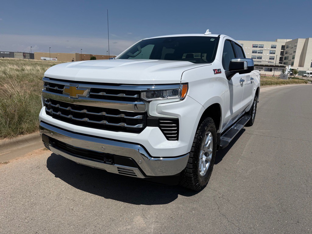 2023 Chevrolet Silverado 1500 Image 2