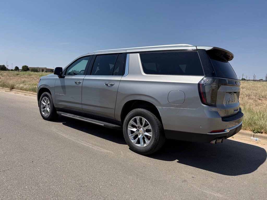 2025 Chevrolet Suburban Image 3
