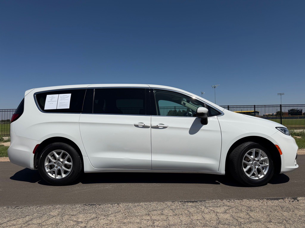 2023 Chrysler Pacifica Image 2