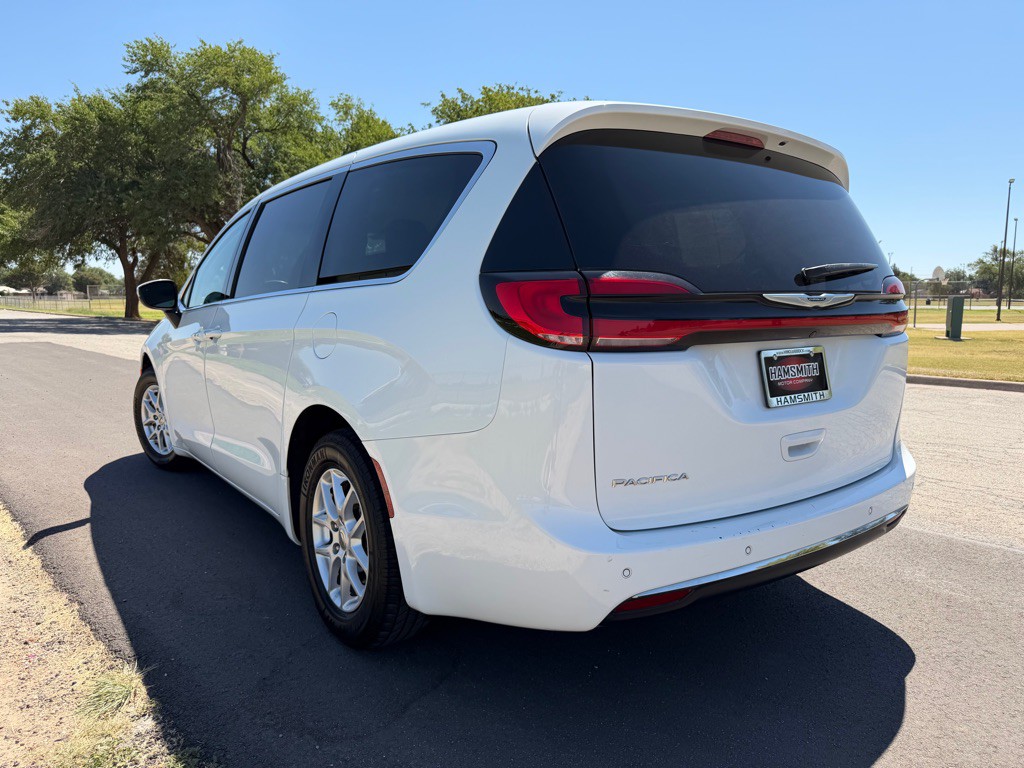 2023 Chrysler Pacifica Image 3