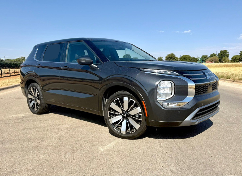 2025 Mitsubishi Outlander Image 1
