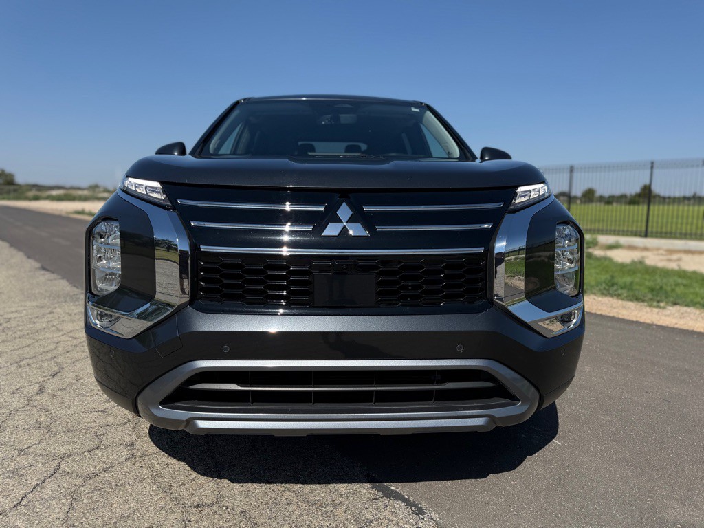 2025 Mitsubishi Outlander Image 3