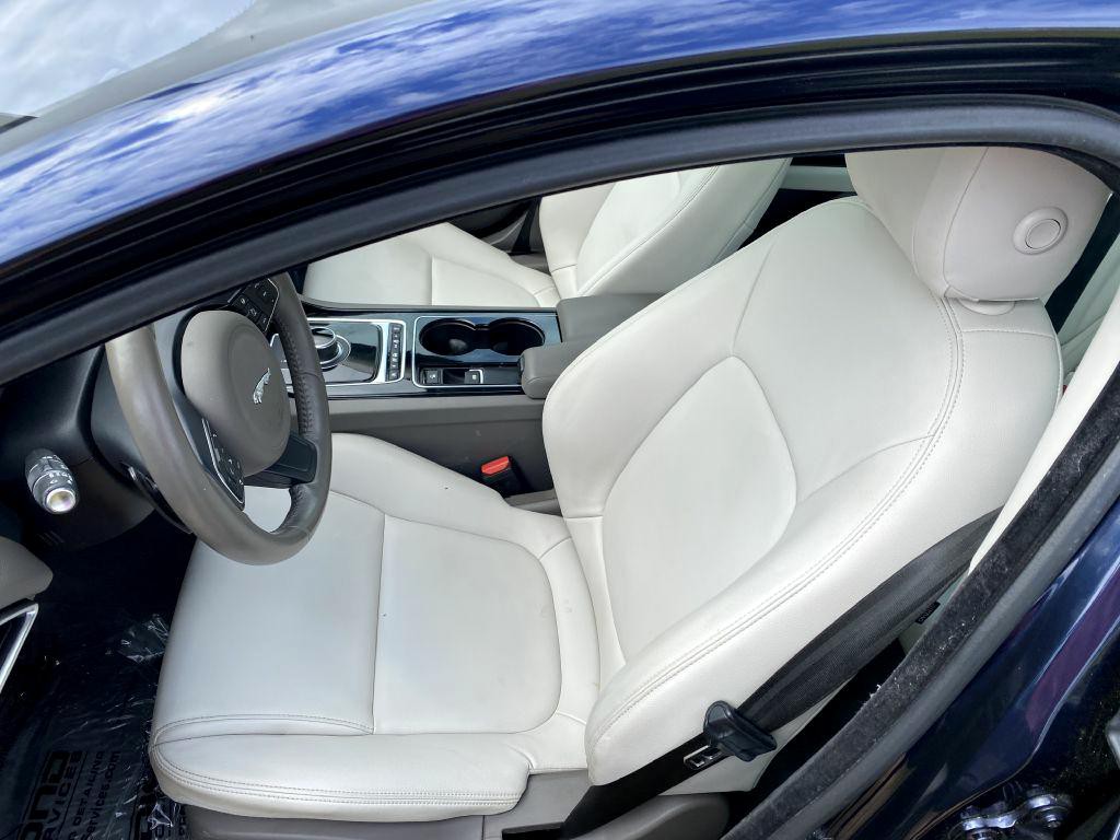 2017 Jaguar XE Image 9