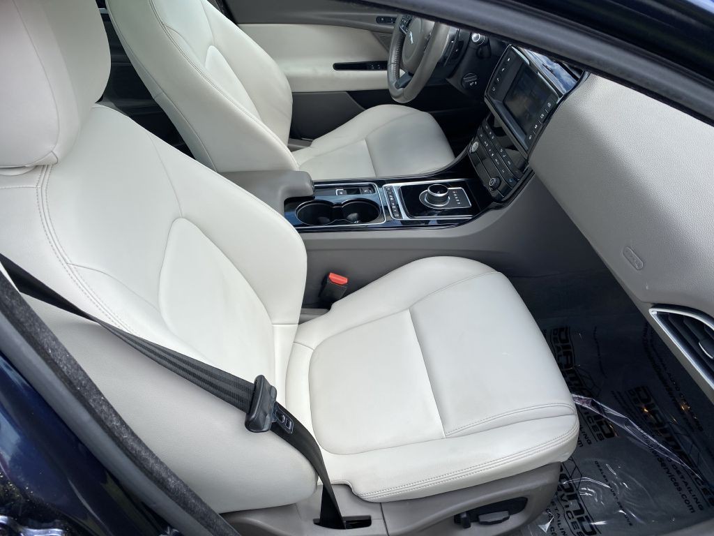 2017 Jaguar XE Image 10
