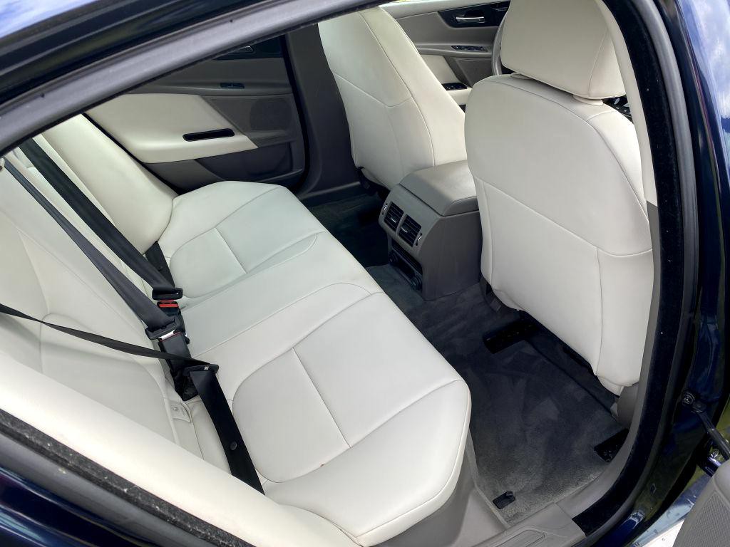 2017 Jaguar XE Image 11