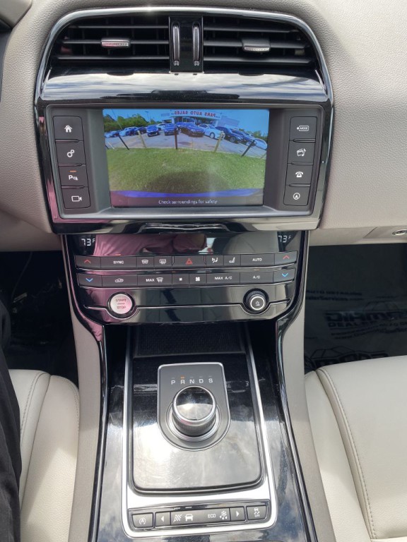 2017 Jaguar XE Image 15