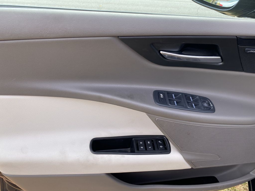 2017 Jaguar XE Image 18