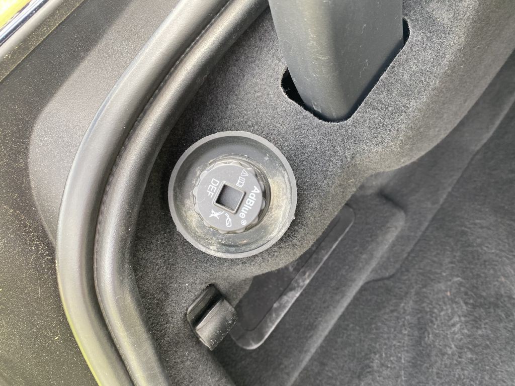 2017 Jaguar XE Image 20