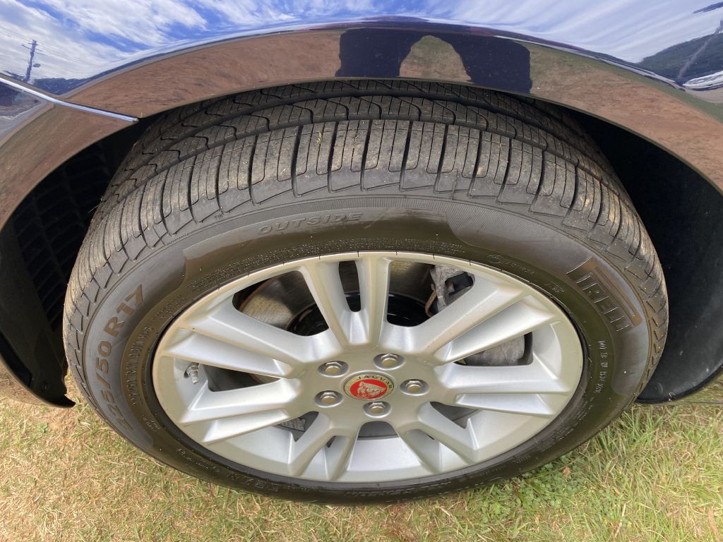 2017 Jaguar XE Image 22