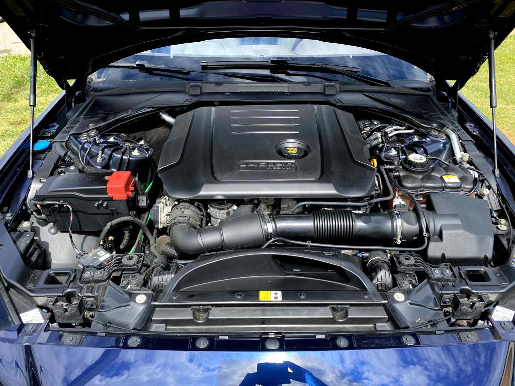 2017 Jaguar XE Image 24