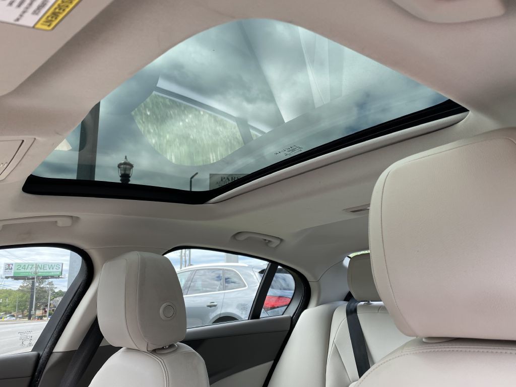 2017 Jaguar XE Image 25