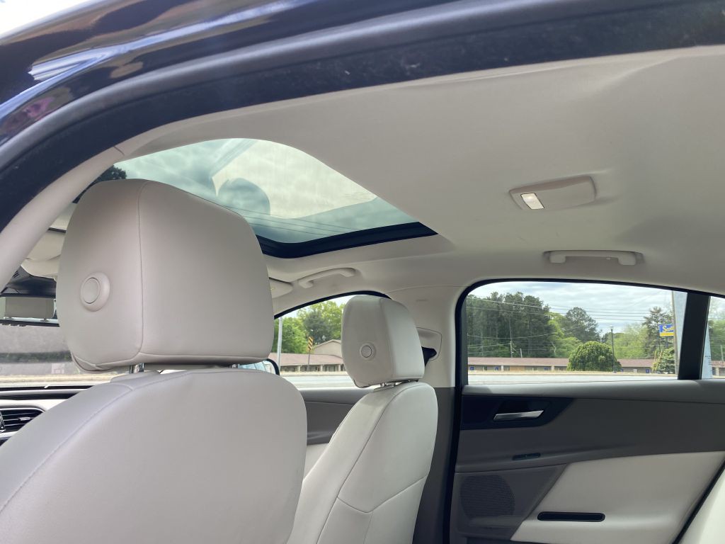 2017 Jaguar XE Image 26